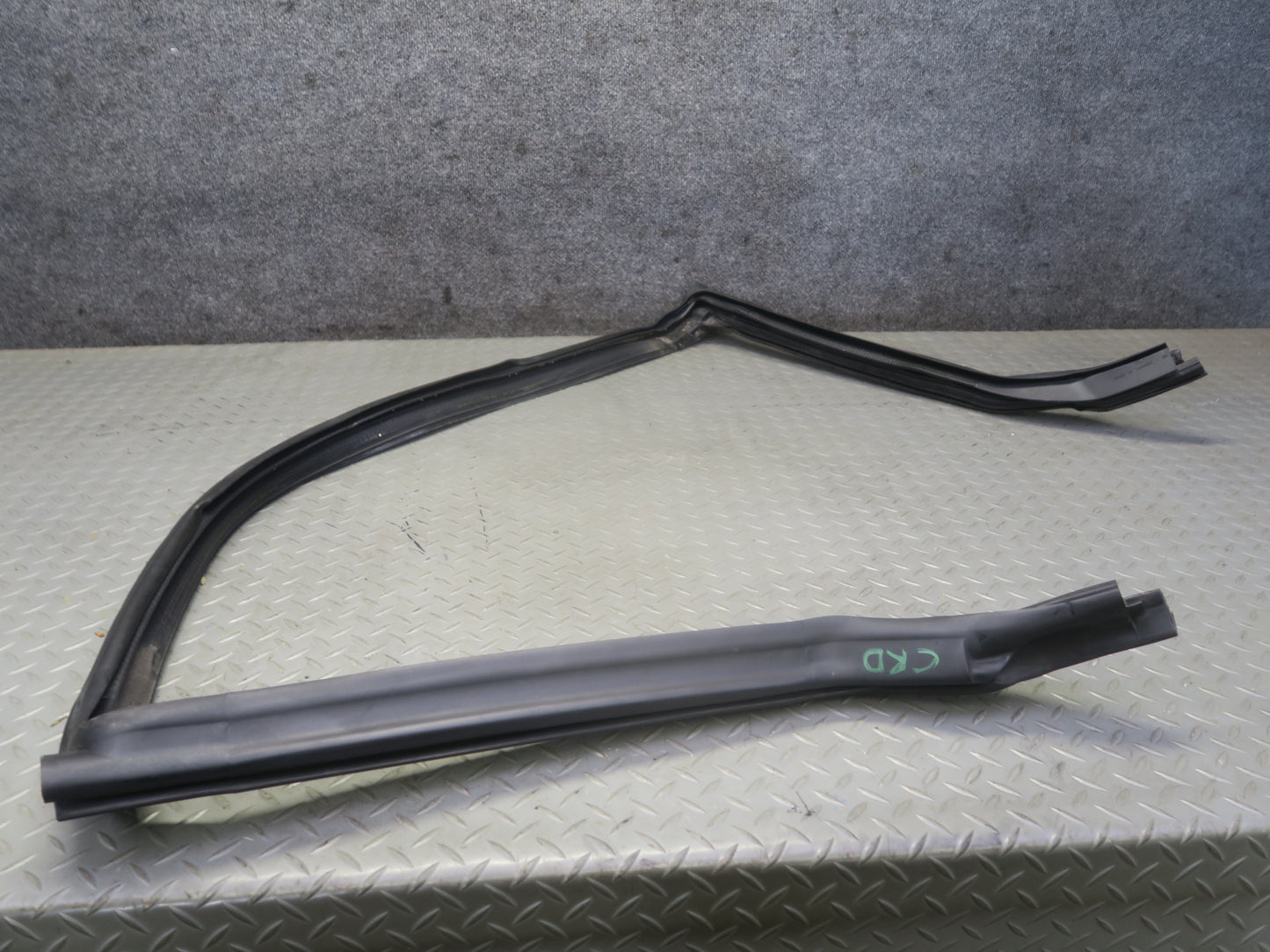 03-06 Chevrolet SSR Front Windshield Frame Weatherstrip Rubber Seal OEM