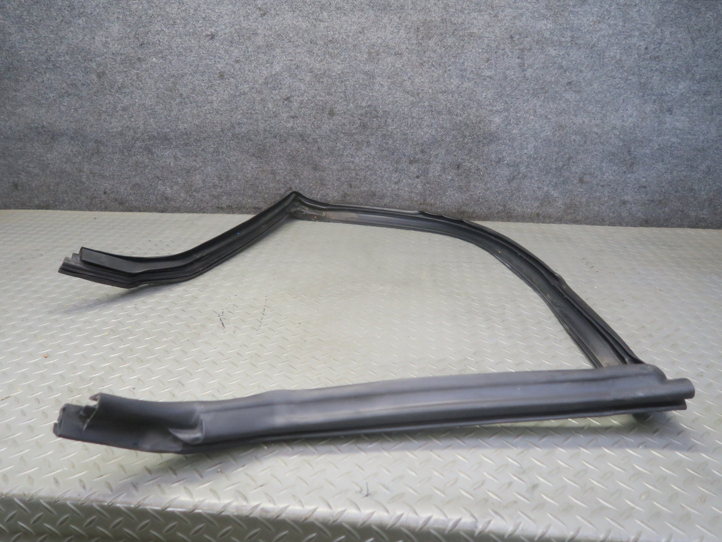 03-06 Chevrolet SSR Front Windshield Frame Weatherstrip Rubber Seal OEM
