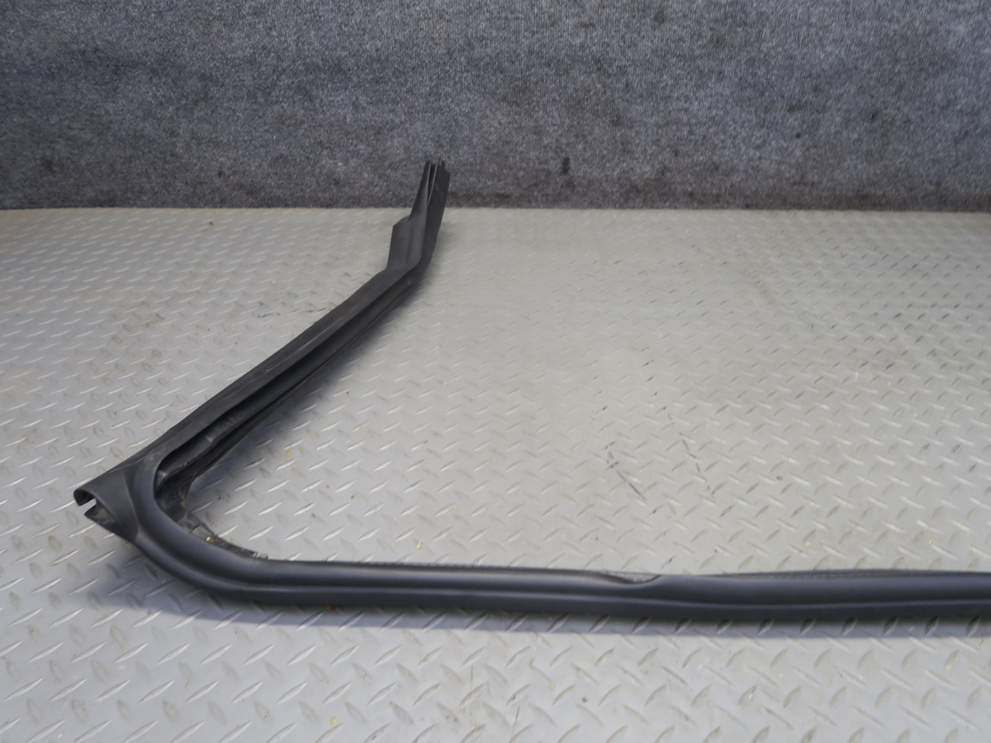 03-06 Chevrolet SSR Front Windshield Frame Weatherstrip Rubber Seal OEM