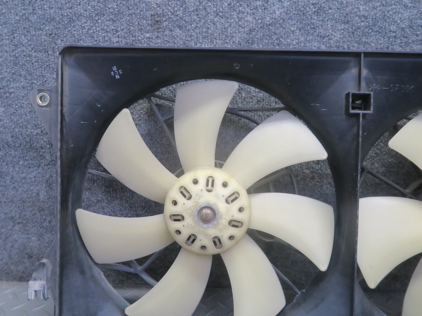 00-05 Toyota MR2 Spyder ZZW30L Engine Radiator Cooling Fan Motor Shroud OEM