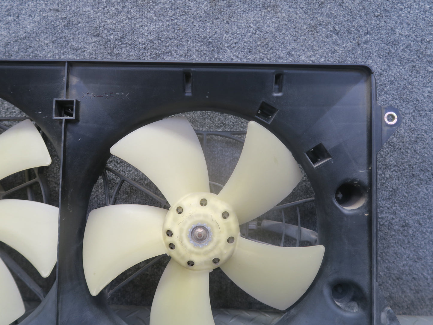 00-05 Toyota MR2 Spyder ZZW30L Engine Radiator Cooling Fan Motor Shroud OEM