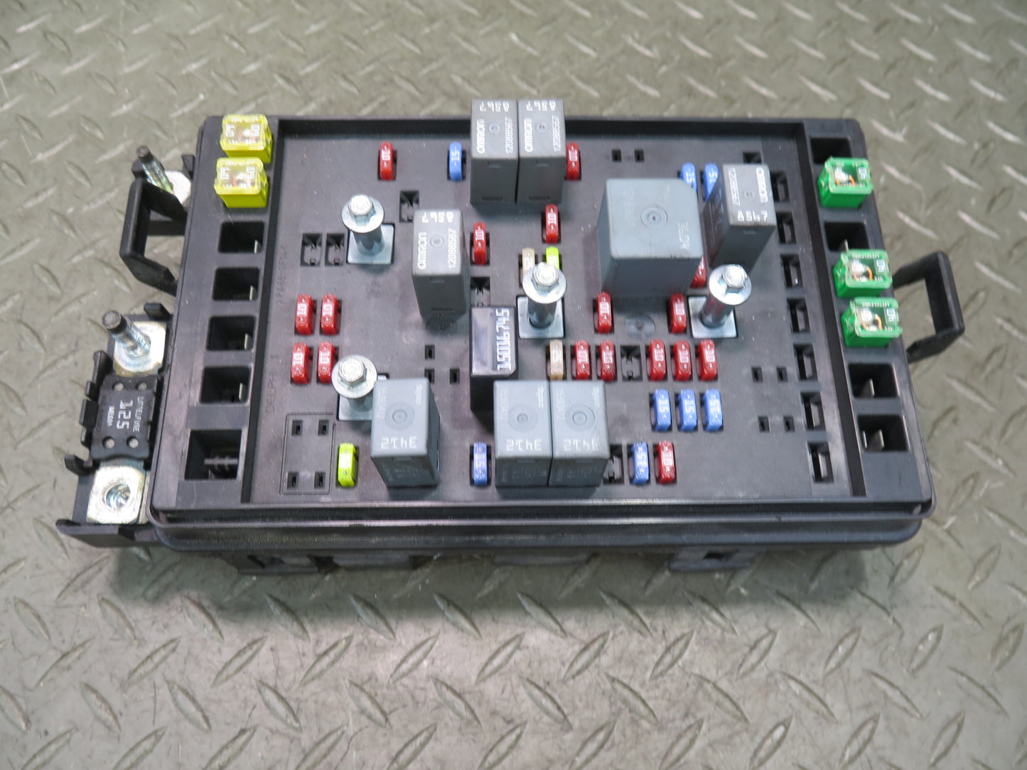 2004 Chevrolet SSR 5.3L Engine Fuse Box 15106508 OEM