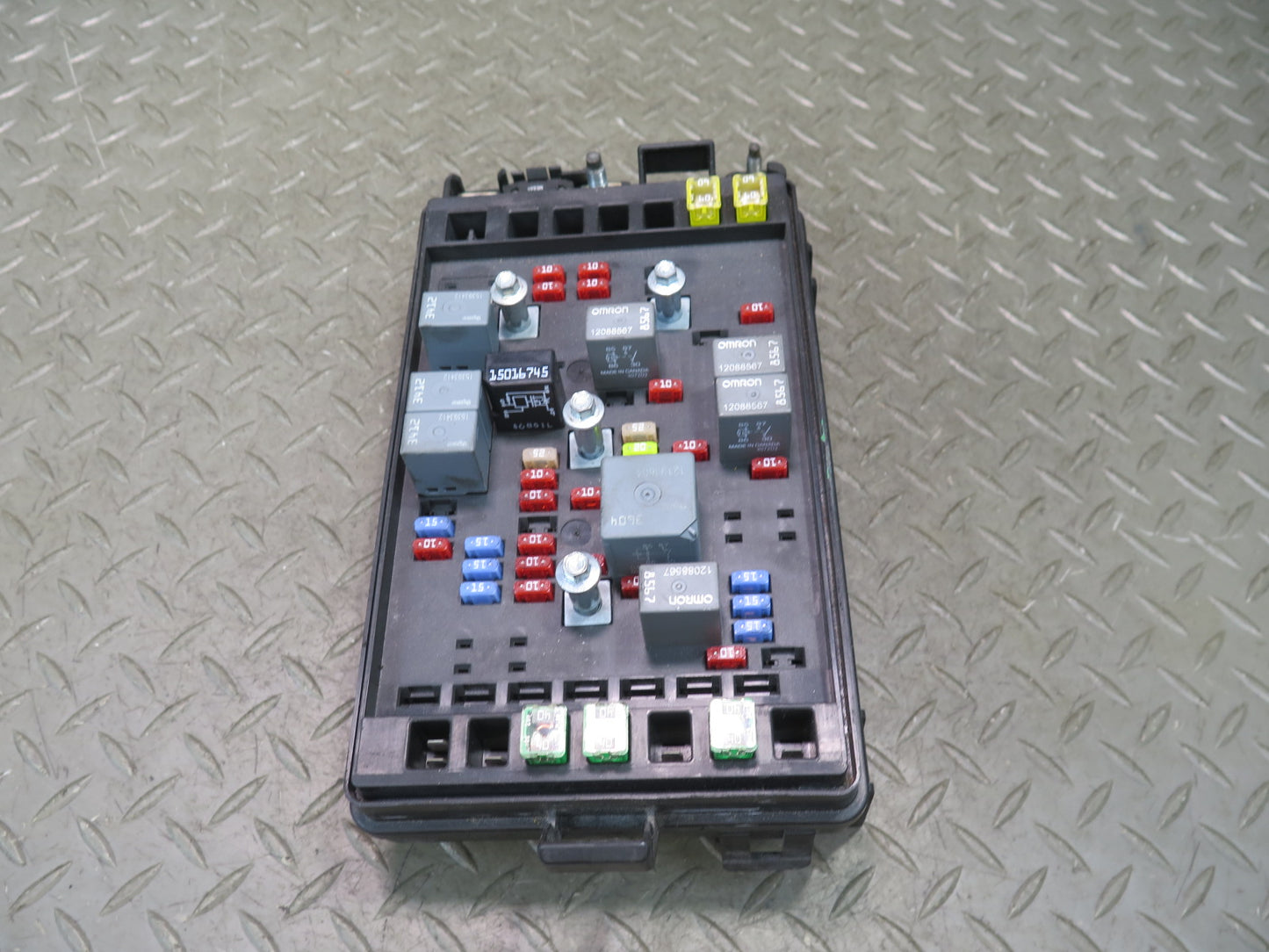 2004 Chevrolet SSR 5.3L Engine Fuse Box 15106508 OEM