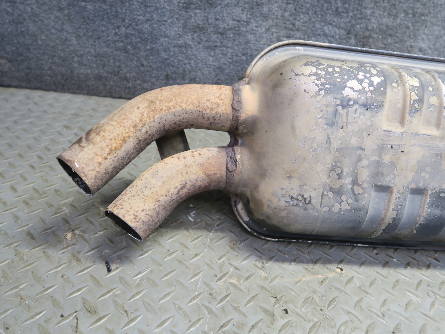 86-91 Mercedes W126 560SEL Sedan Rear Exhaust Muffler 1264913701 OEM