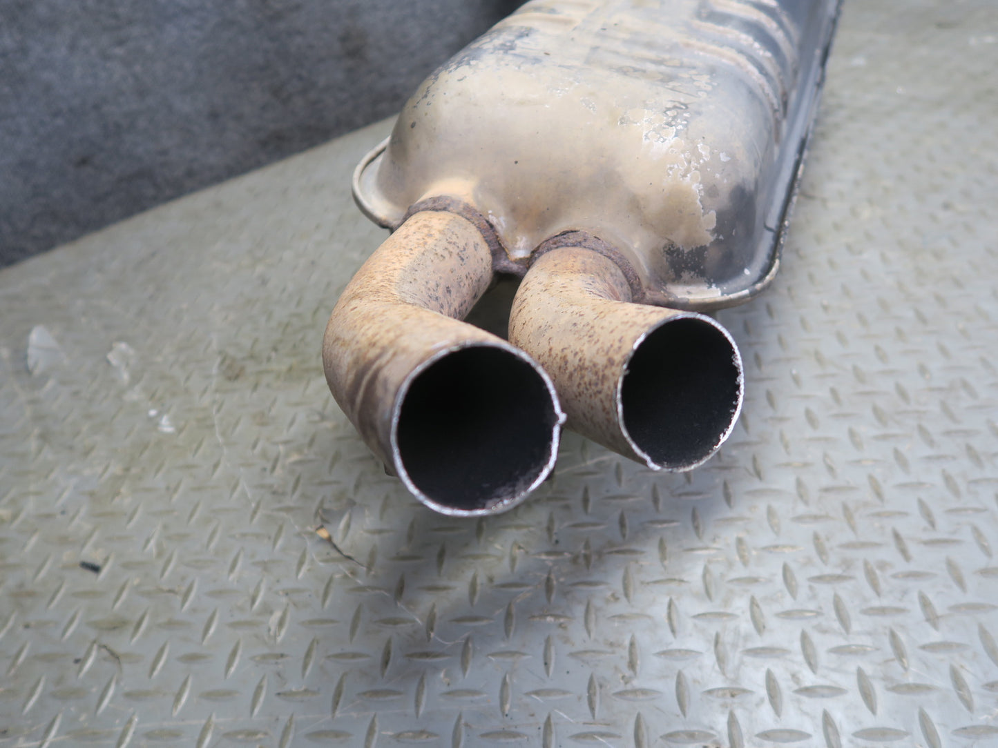 86-91 Mercedes W126 560SEL Sedan Rear Exhaust Muffler 1264913701 OEM