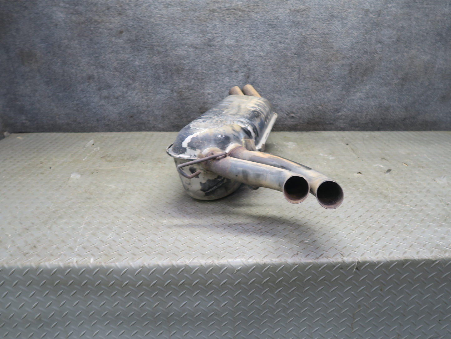 86-91 Mercedes W126 560SEL Sedan Rear Exhaust Muffler 1264913701 OEM