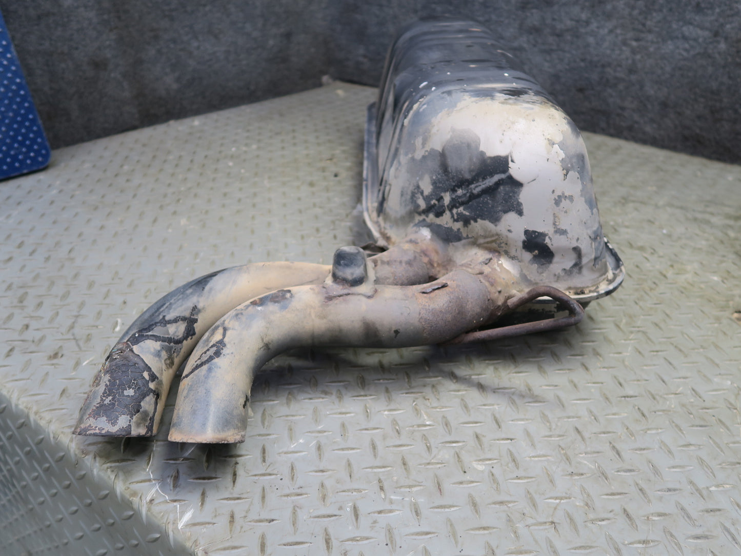 86-91 Mercedes W126 560SEL Sedan Rear Exhaust Muffler 1264913701 OEM