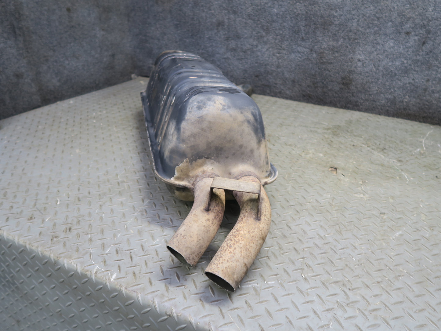86-91 Mercedes W126 560SEL Sedan Rear Exhaust Muffler 1264913701 OEM