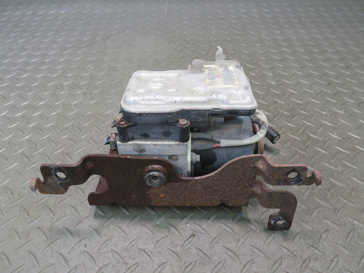 03-04 Chevrolet SSR A/T Anti Lock ABS Brake Pump Module w Bracket 13451136 OEM