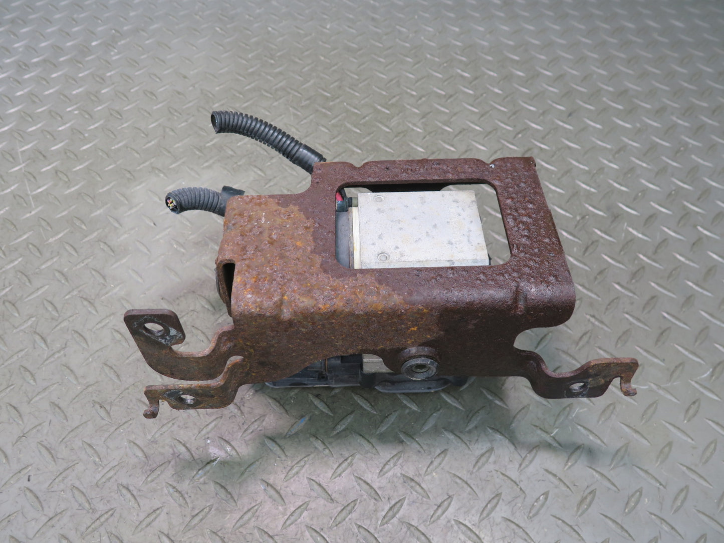 03-04 Chevrolet SSR A/T Anti Lock ABS Brake Pump Module w Bracket 13451136 OEM