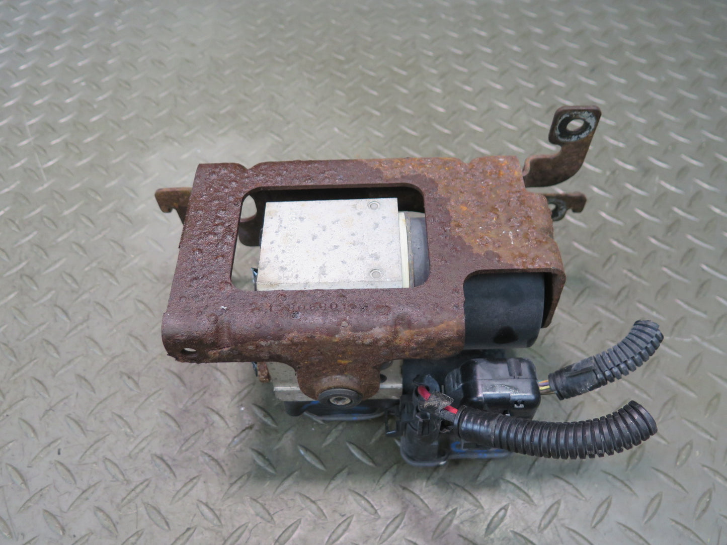 03-04 Chevrolet SSR A/T Anti Lock ABS Brake Pump Module w Bracket 13451136 OEM