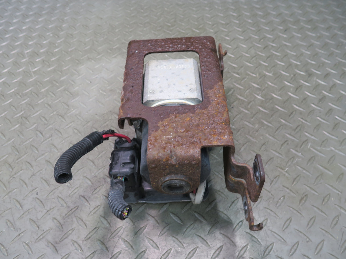 03-04 Chevrolet SSR A/T Anti Lock ABS Brake Pump Module w Bracket 13451136 OEM