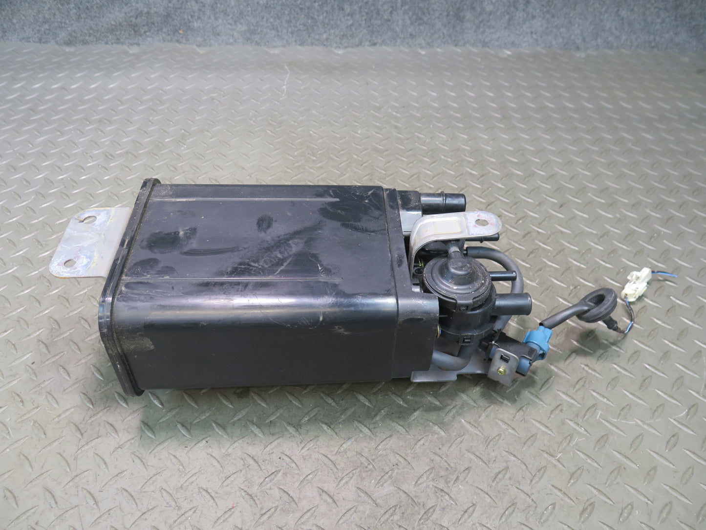 00-05 Toyota MR2 Spyder Fuel Evap Vapor Charcoal Canister 77740-17051 OEM