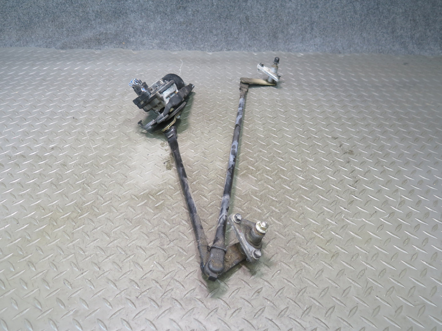 00-05 Toyota MR2 Spyder ZZW30L Windshield Wiper Transmission Linkage w Motor OEM