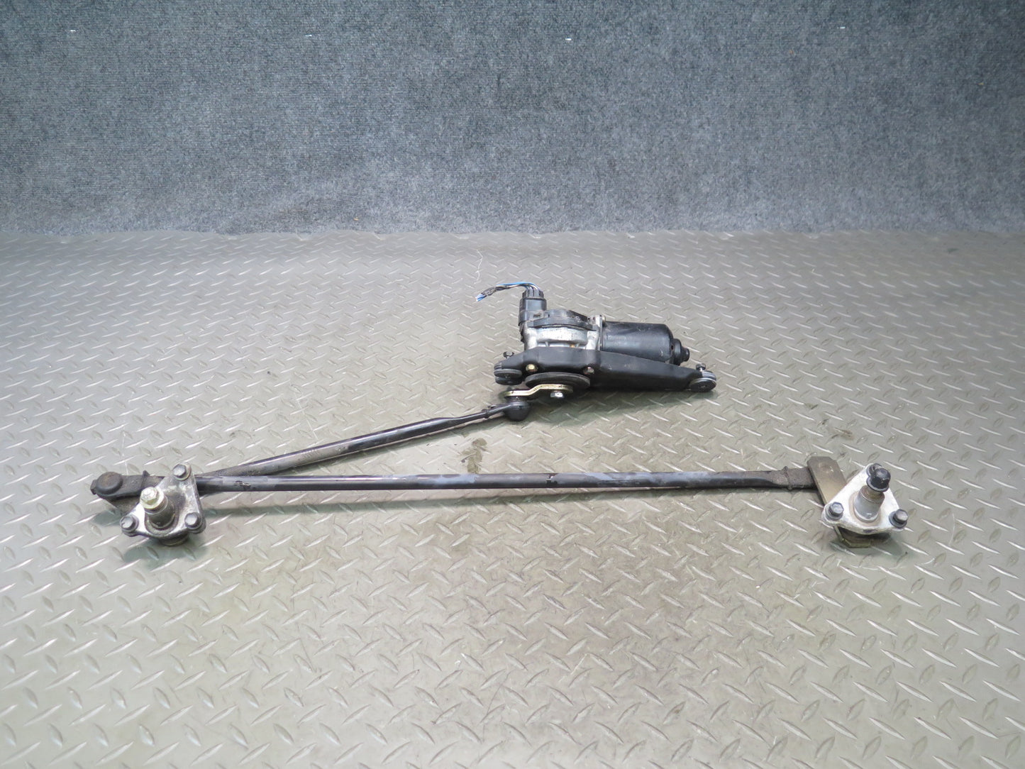 00-05 Toyota MR2 Spyder ZZW30L Windshield Wiper Transmission Linkage w Motor OEM