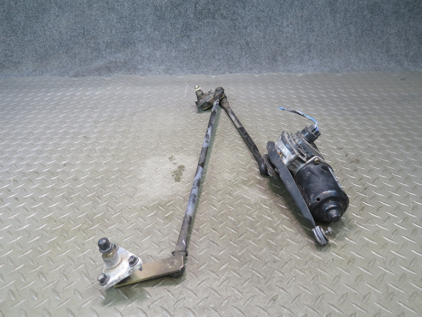 00-05 Toyota MR2 Spyder ZZW30L Windshield Wiper Transmission Linkage w Motor OEM