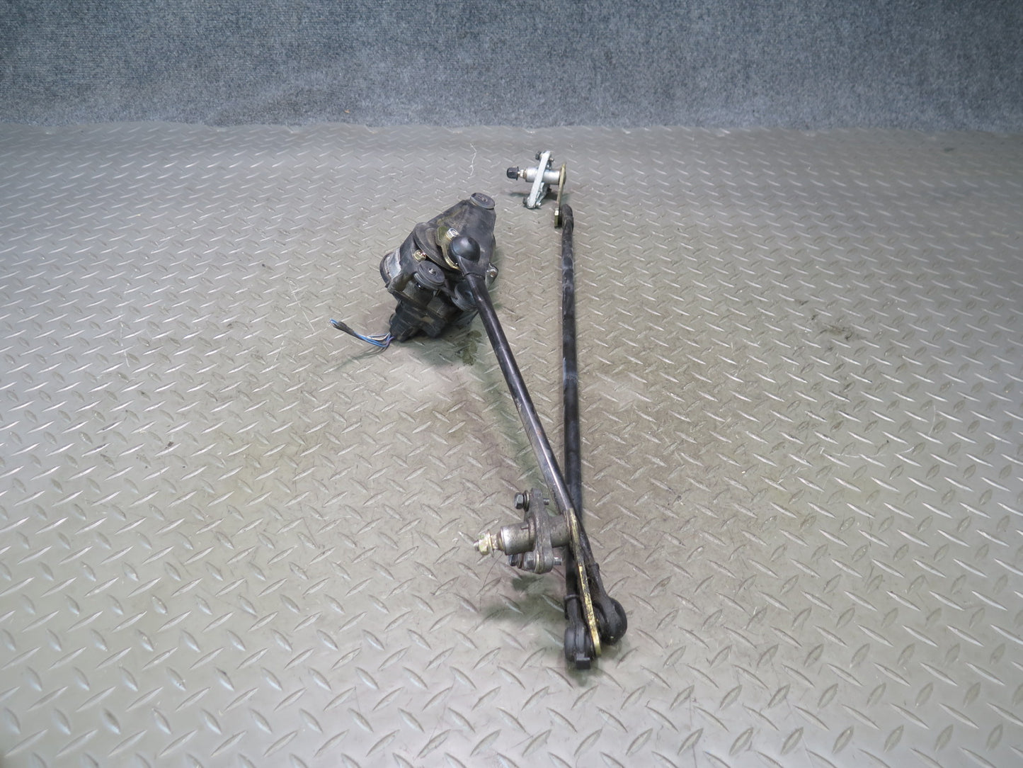 00-05 Toyota MR2 Spyder ZZW30L Windshield Wiper Transmission Linkage w Motor OEM