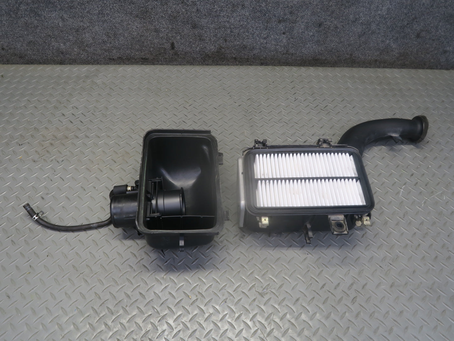 00-05 Toyota MR2 Spyder ZZW30L Air Intake Cleaner Filter Box w Sensor & Pipe OEM