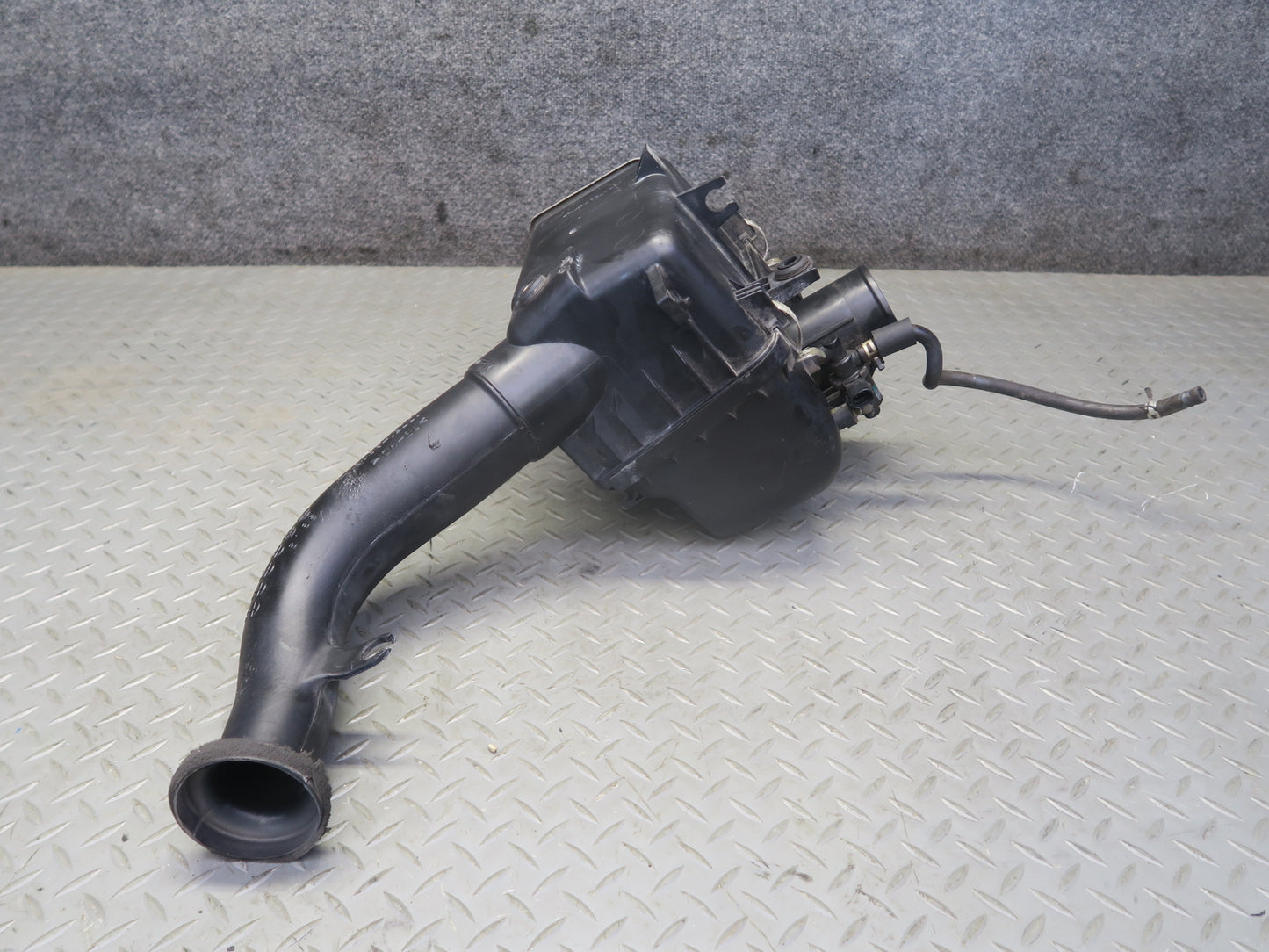 00-05 Toyota MR2 Spyder ZZW30L Air Intake Cleaner Filter Box w Sensor & Pipe OEM