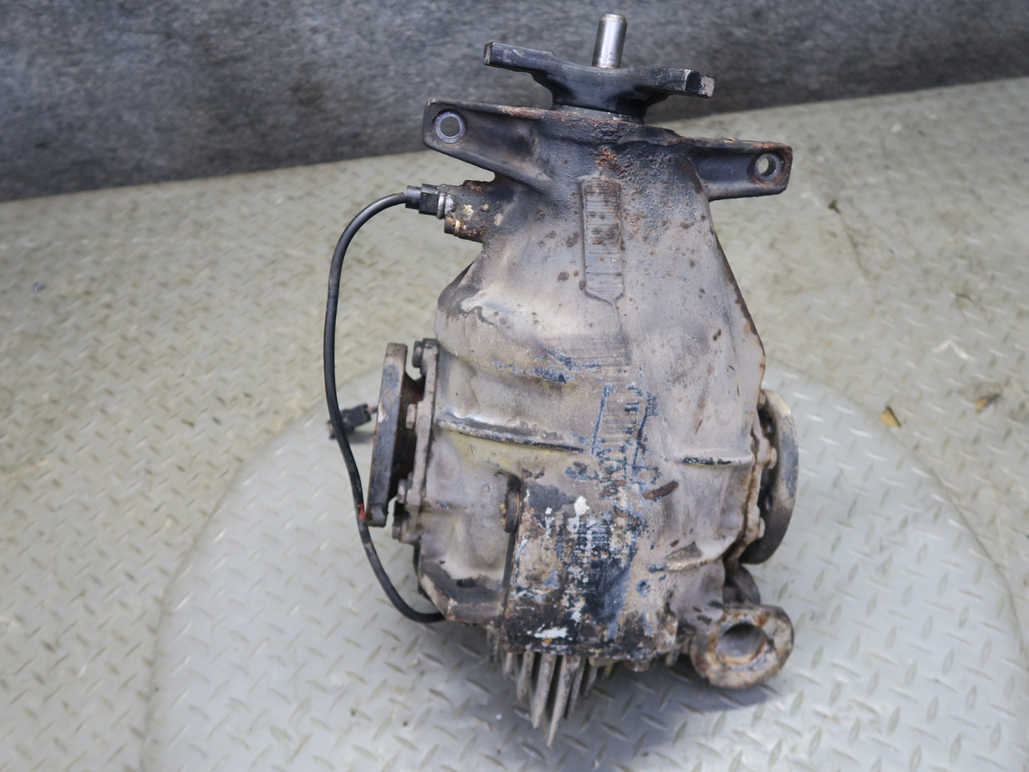 86-91 Mercedes W126 560SEC 560SEL Rear Differential Carrier 2.47 Ratio OEM