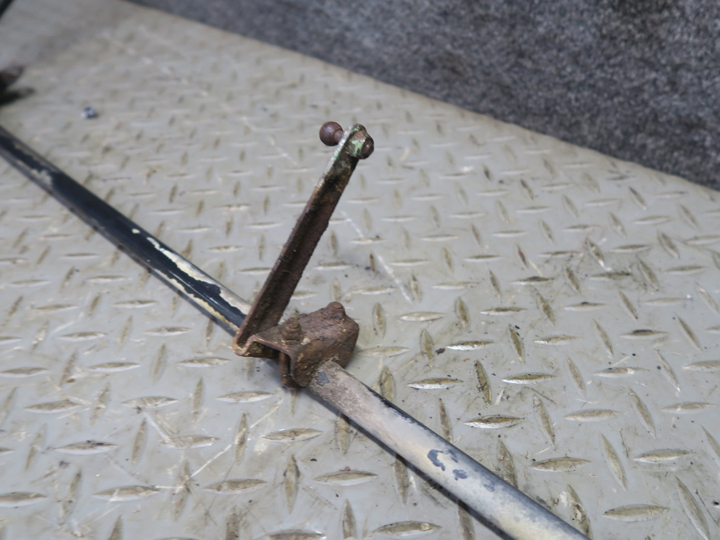 88-91 Mercedes W126 560SEL Sedan Rear Stabilizer Sway Bar OEM