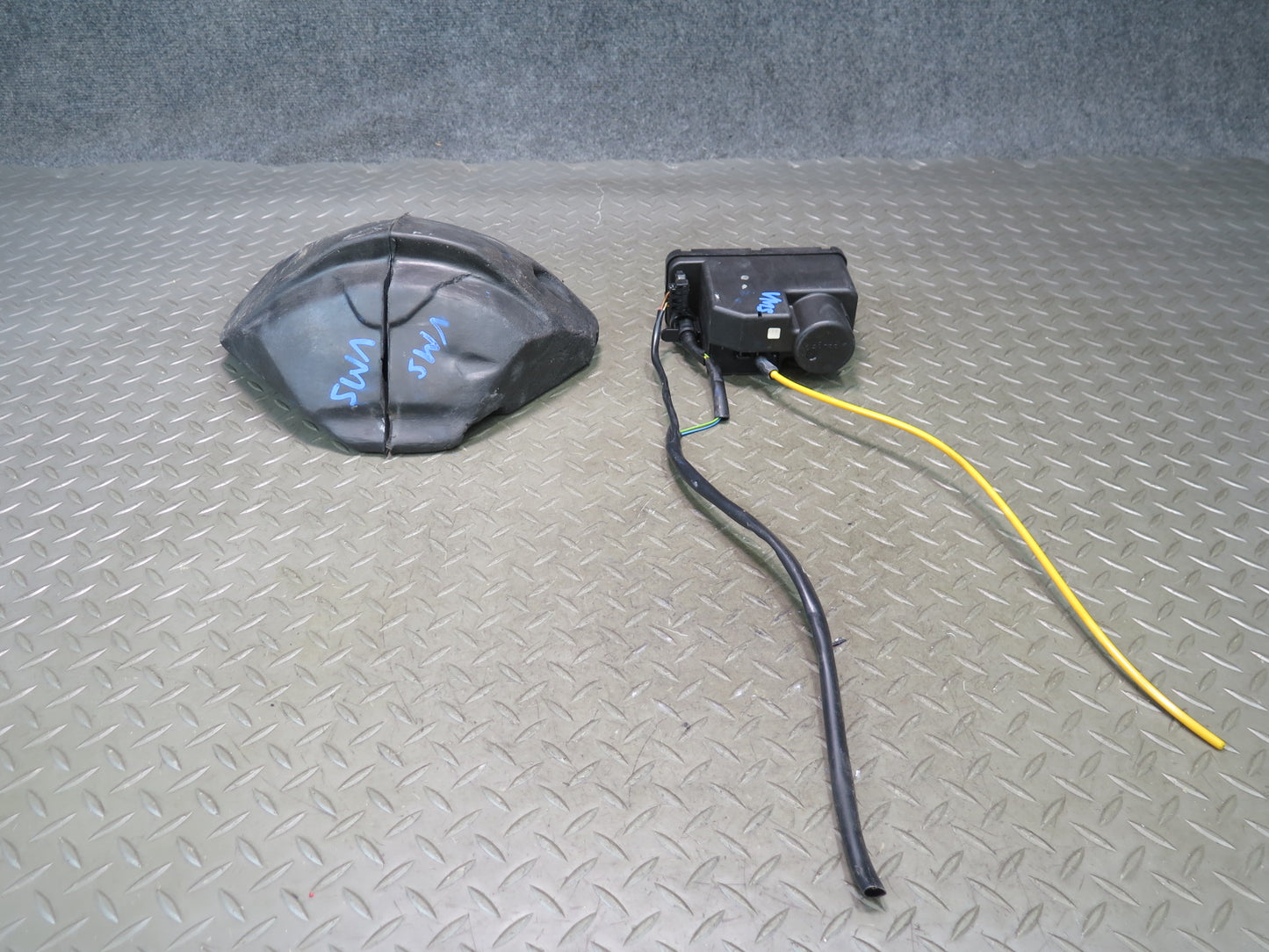 86-91 Mercedes W126 560SEL Central Door Lock Locking Vacuum Pump w Cover OEM