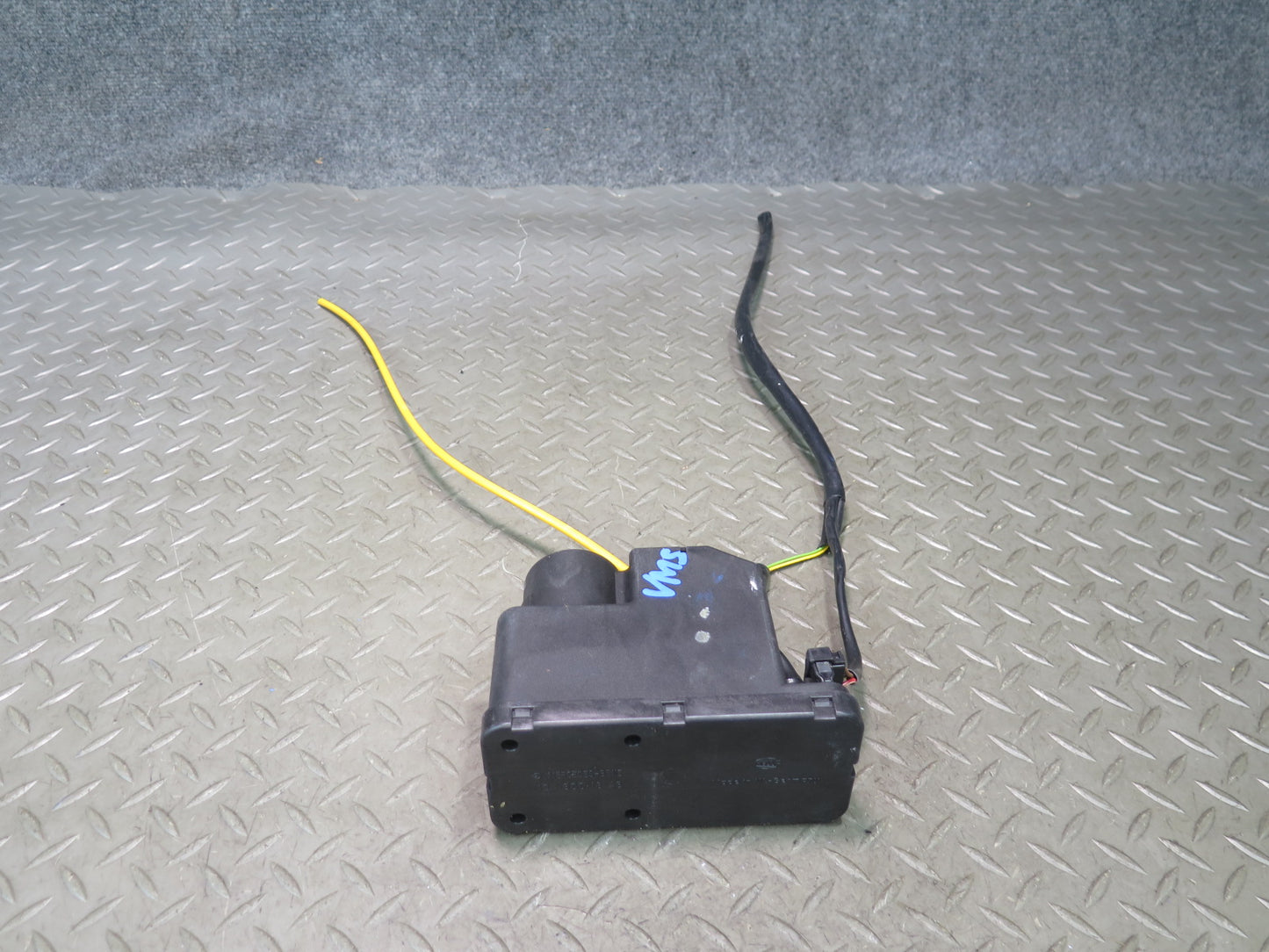 86-91 Mercedes W126 560SEL Central Door Lock Locking Vacuum Pump w Cover OEM