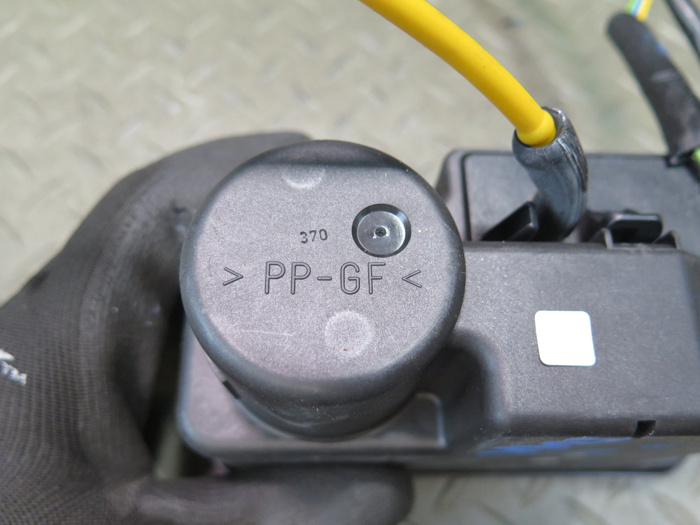 86-91 Mercedes W126 560SEL Central Door Lock Locking Vacuum Pump w Cover OEM