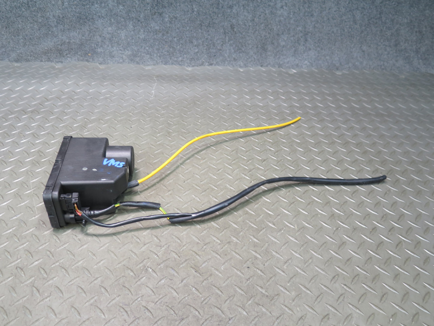 86-91 Mercedes W126 560SEL Central Door Lock Locking Vacuum Pump w Cover OEM