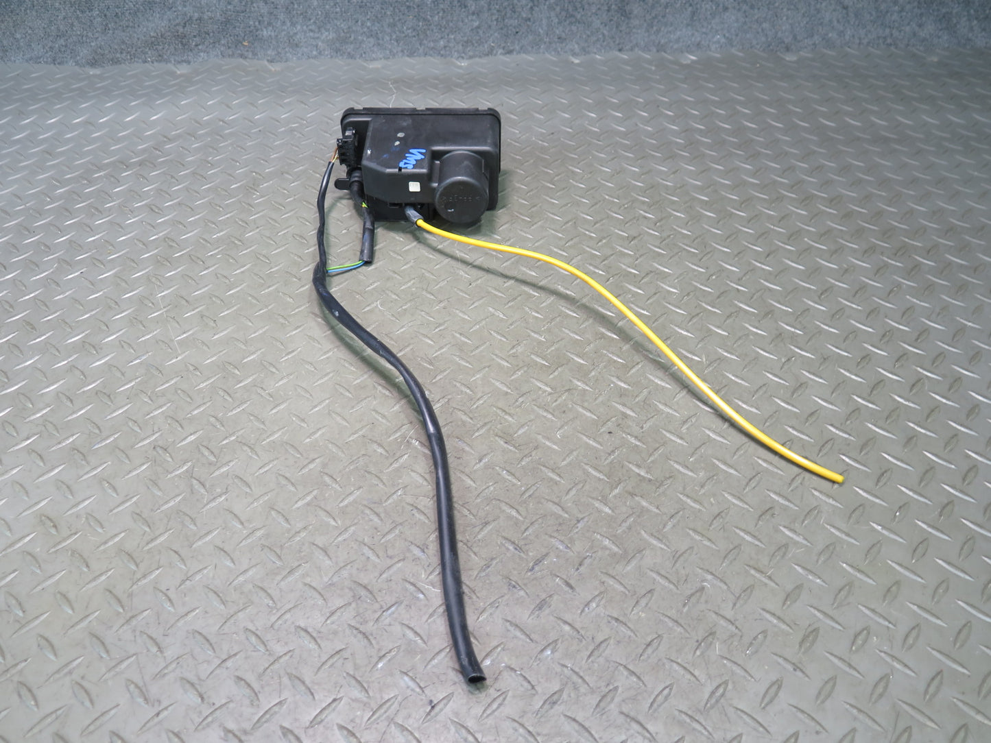 86-91 Mercedes W126 560SEL Central Door Lock Locking Vacuum Pump w Cover OEM