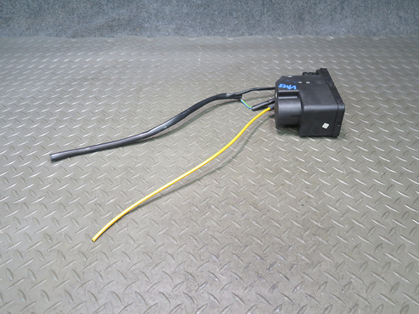 86-91 Mercedes W126 560SEL Central Door Lock Locking Vacuum Pump w Cover OEM