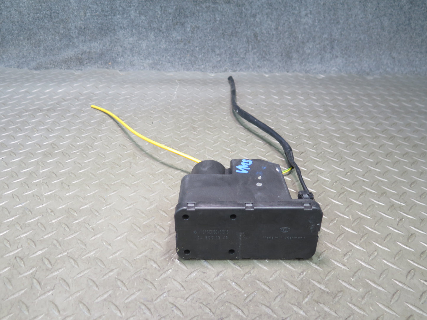 86-91 Mercedes W126 560SEL Central Door Lock Locking Vacuum Pump w Cover OEM