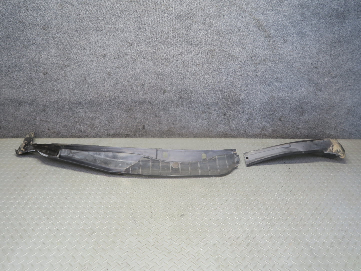 86-91 Mercedes W126 560SEL Front Windshield Wiper Vent Cowl Cover Panel Set OEM