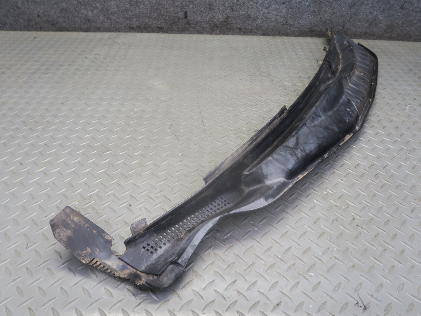 86-91 Mercedes W126 560SEL Front Windshield Wiper Vent Cowl Cover Panel Set OEM