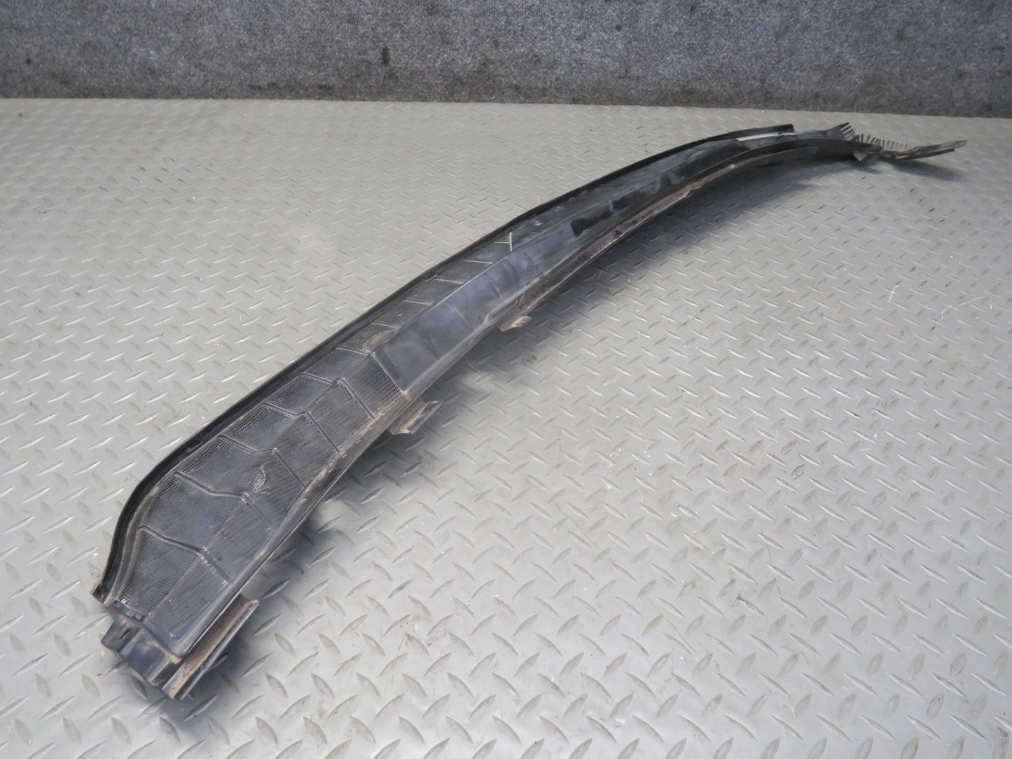 86-91 Mercedes W126 560SEL Front Windshield Wiper Vent Cowl Cover Panel Set OEM