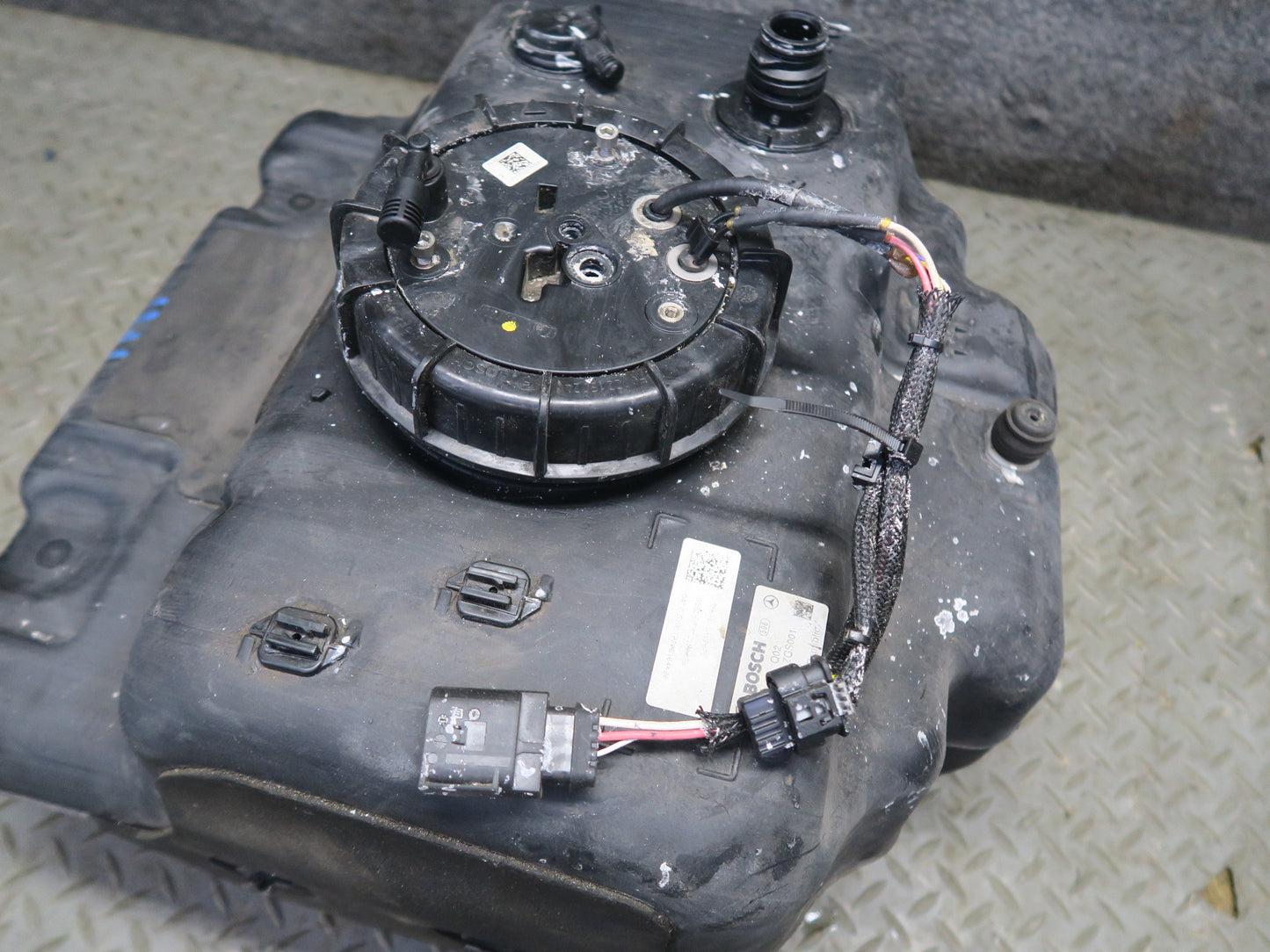 10-11 Mercedes W164 ML350 Diesel Adblue Fuel Additive Tank Container OEM