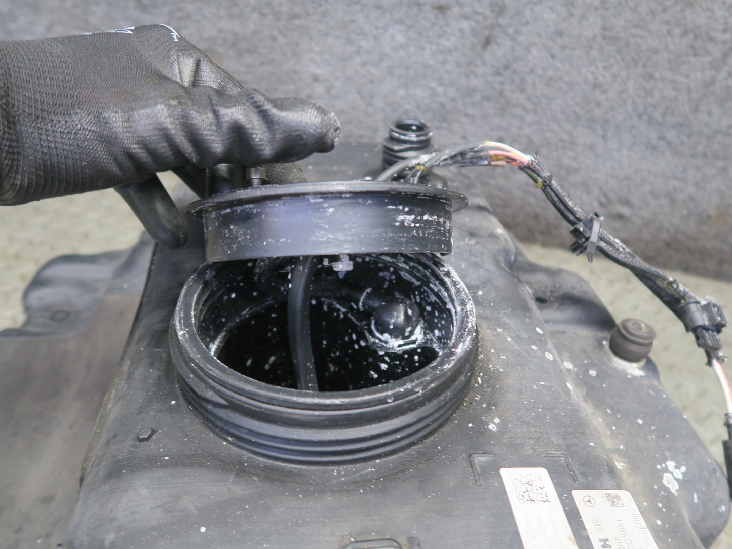 10-11 Mercedes W164 ML350 Diesel Adblue Fuel Additive Tank Container OEM