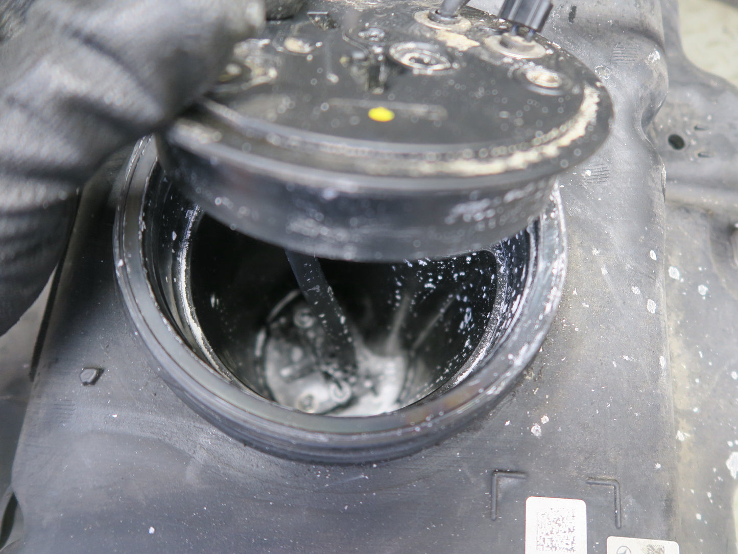 10-11 Mercedes W164 ML350 Diesel Adblue Fuel Additive Tank Container OEM