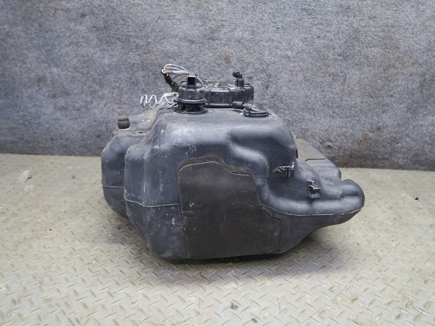 10-11 Mercedes W164 ML350 Diesel Adblue Fuel Additive Tank Container OEM