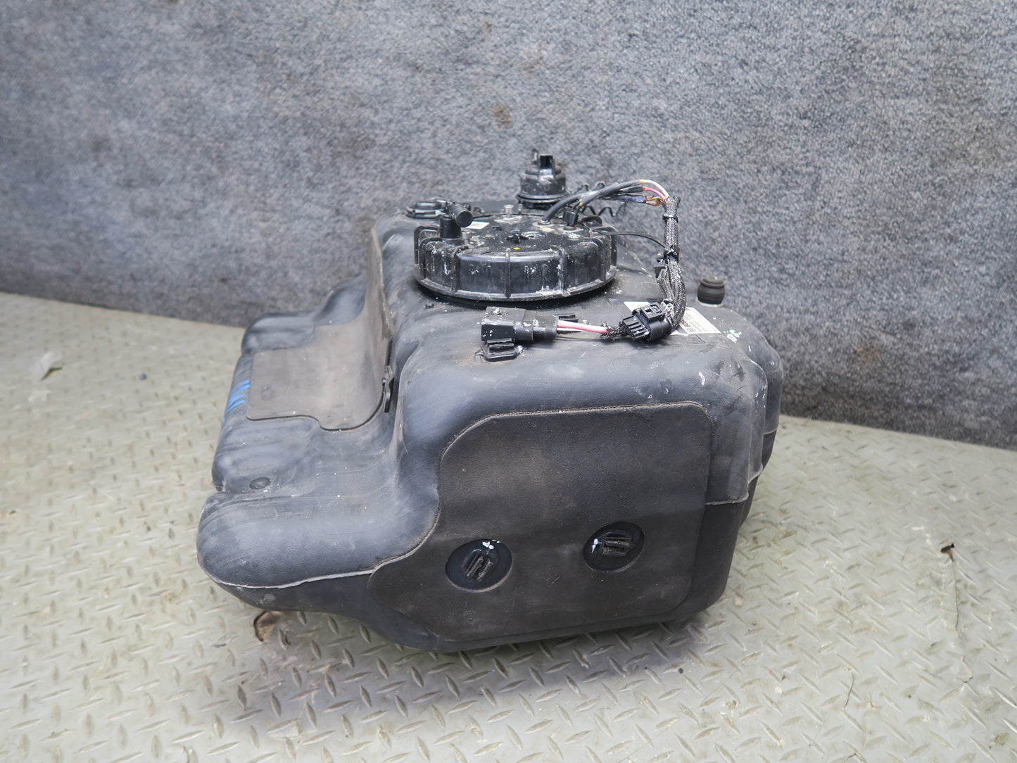 10-11 Mercedes W164 ML350 Diesel Adblue Fuel Additive Tank Container OEM