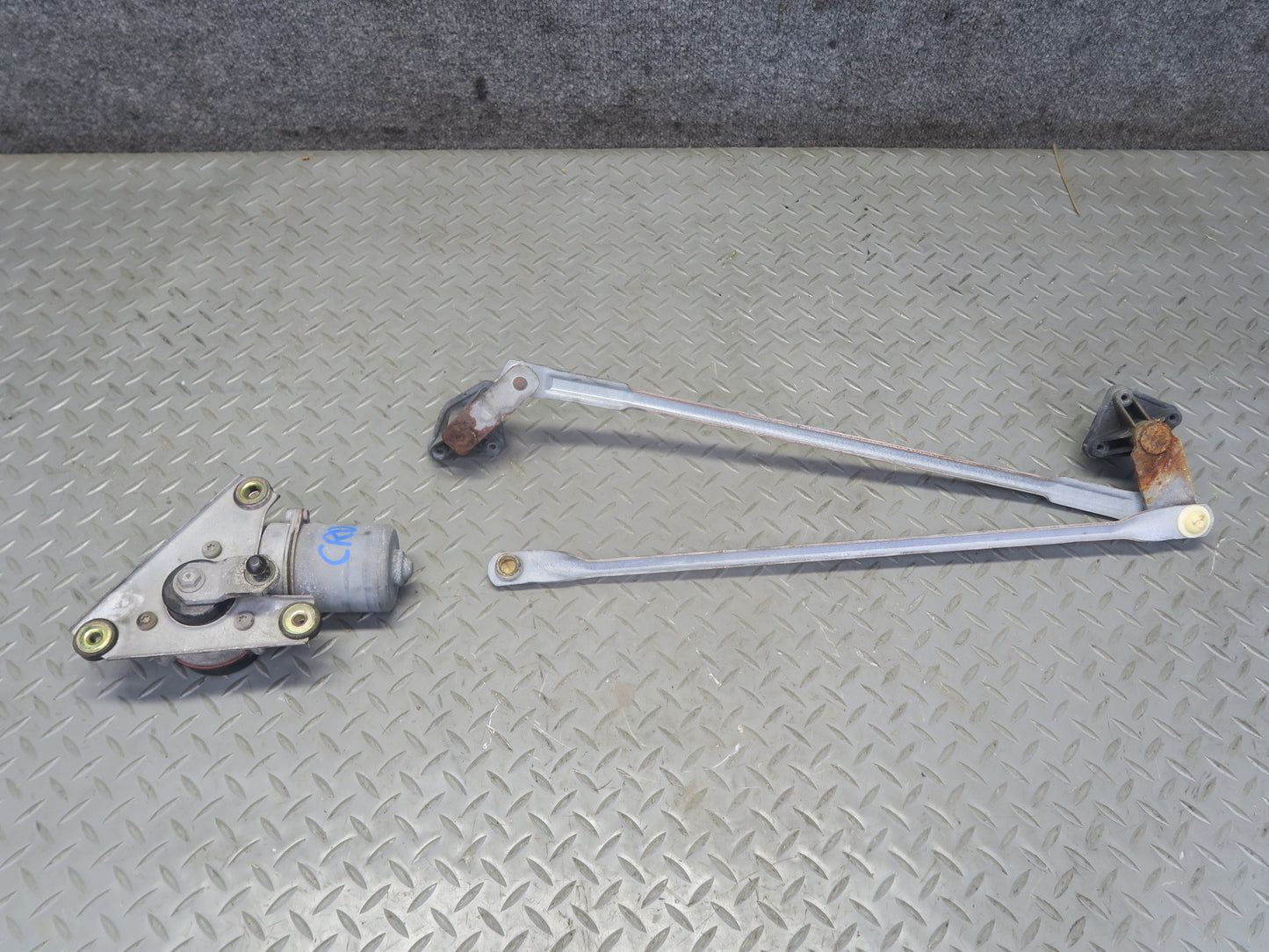 03-06 Chevrolet SSR Front Windshield Wiper Transmission Linkage w Motor OEM