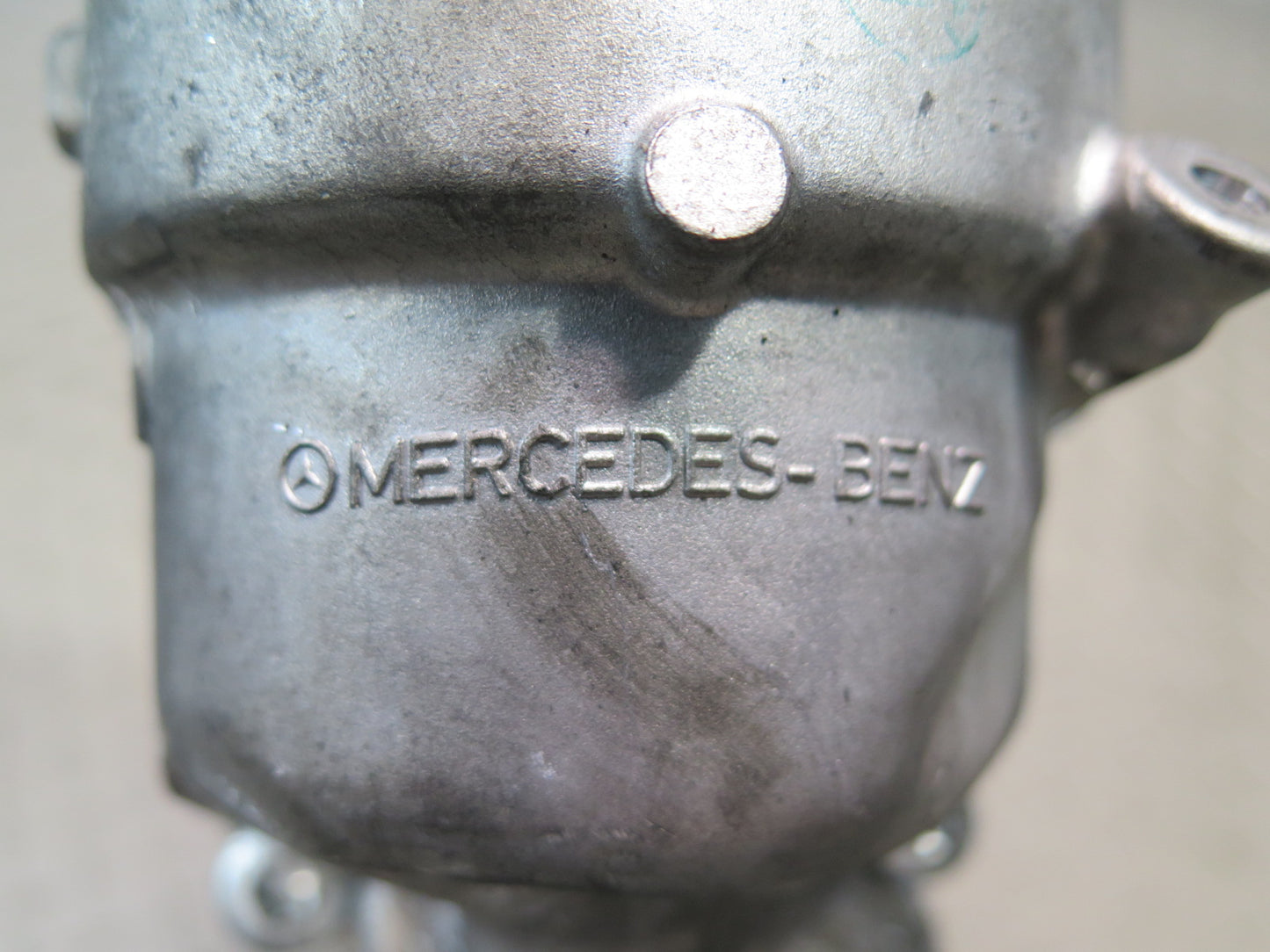 10-11 Mercedes W164 ML350 OM642 Bluetec Diesel Engine Oil Filter Housing OEM