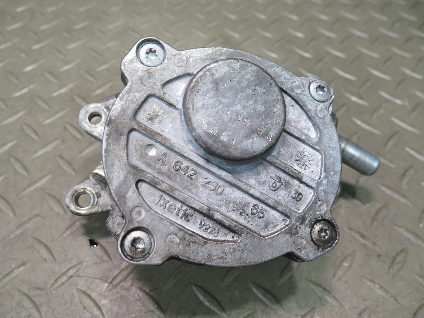 10-11 Mercedes W164 ML350 OM642 Bluetec Diesel Vacuum Pump OEM