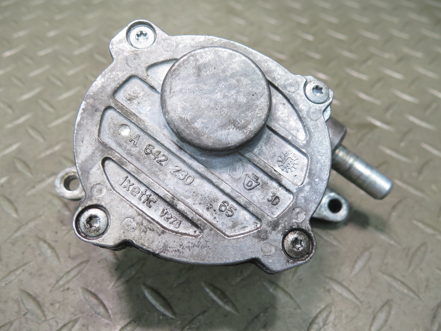 10-11 Mercedes W164 ML350 OM642 Bluetec Diesel Vacuum Pump OEM
