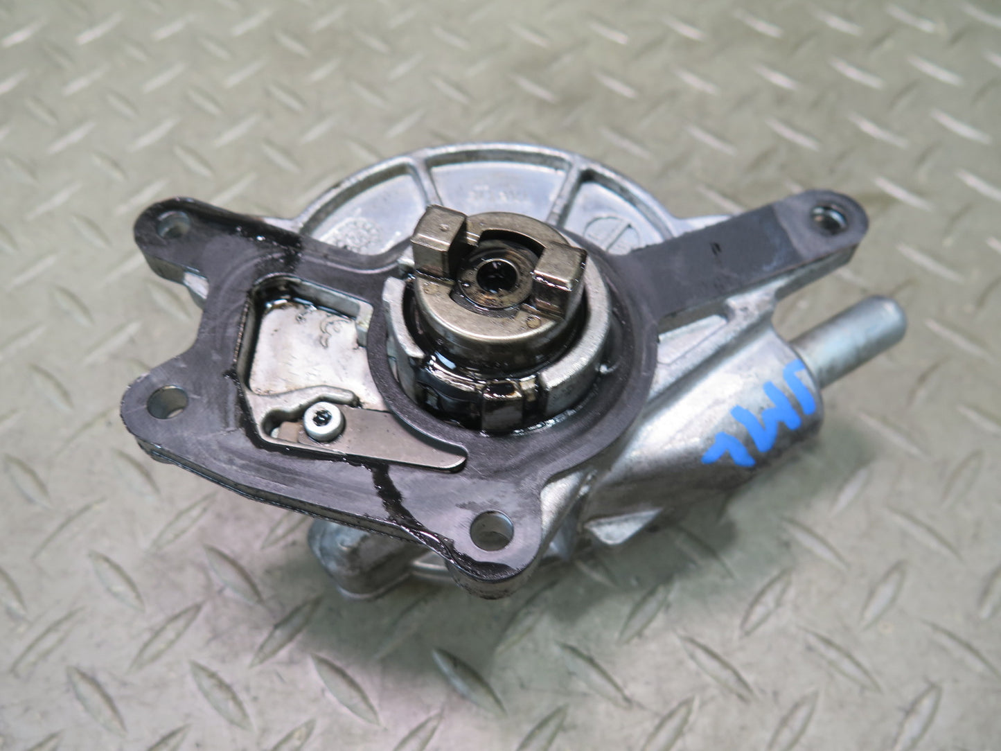 10-11 Mercedes W164 ML350 OM642 Bluetec Diesel Vacuum Pump OEM