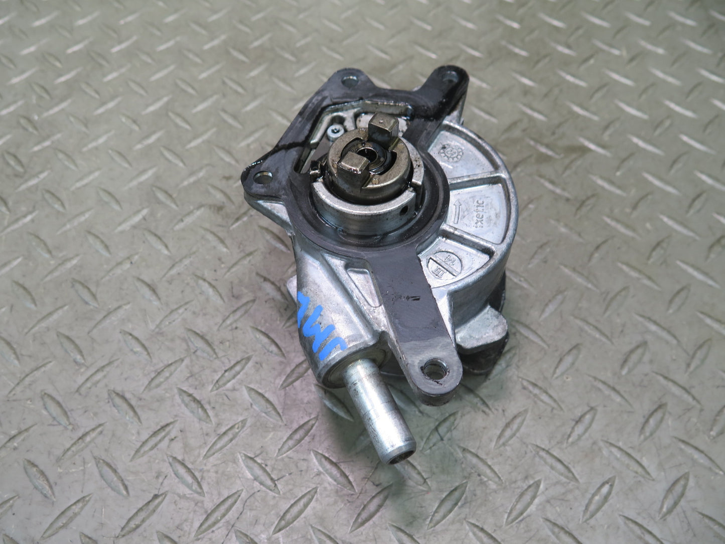 10-11 Mercedes W164 ML350 OM642 Bluetec Diesel Vacuum Pump OEM