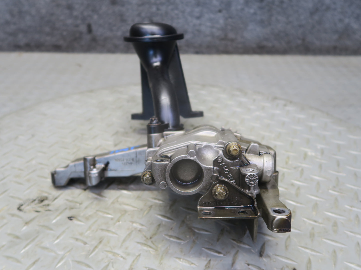 10-11 Mercedes W164 ML350 OM642 Diesel Bluetec Oil Pump w Pickup Tube OEM