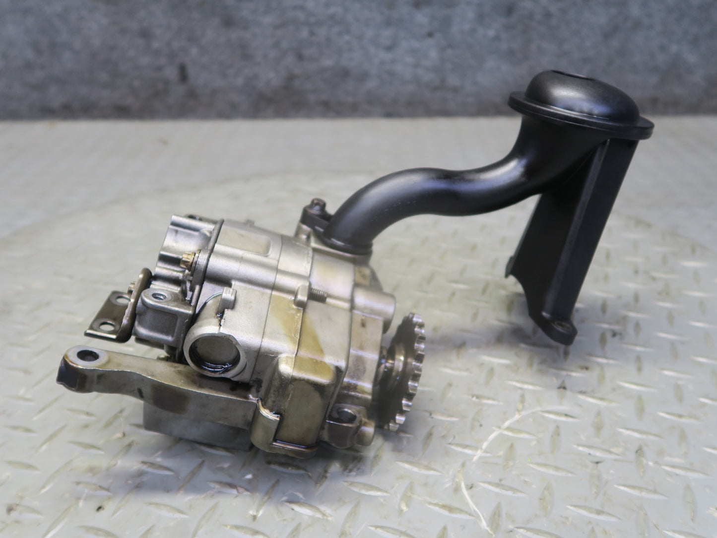 10-11 Mercedes W164 ML350 OM642 Diesel Bluetec Oil Pump w Pickup Tube OEM