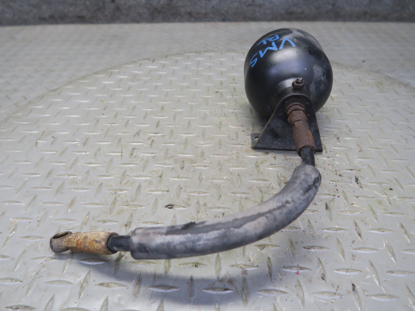 86-91 Mercedes W126 Rear Left Hydraulic Suspension Accumulator Receiver OEM
