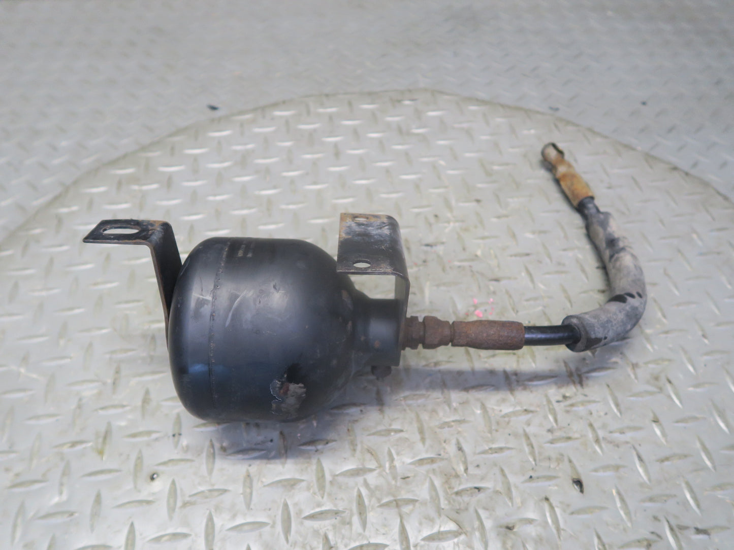 86-91 Mercedes W126 Rear Left Hydraulic Suspension Accumulator Receiver OEM
